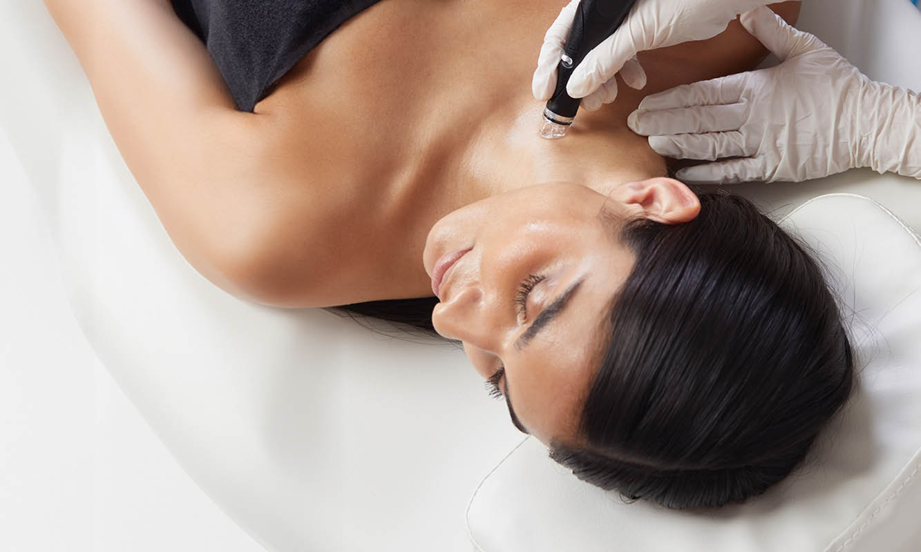 Frau während einer Hydrafacial-Behandlung.