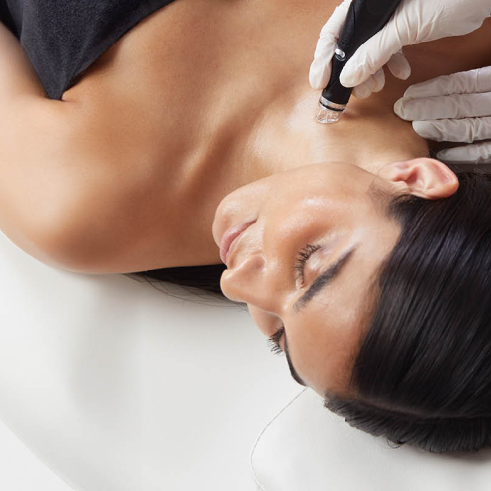 Frau während einer Hydrafacial-Behandlung.